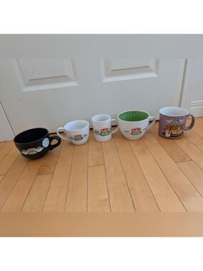 FRIENDS 5 Piece Central Perk‎ Mug Collection - Black, White, Green, Purple